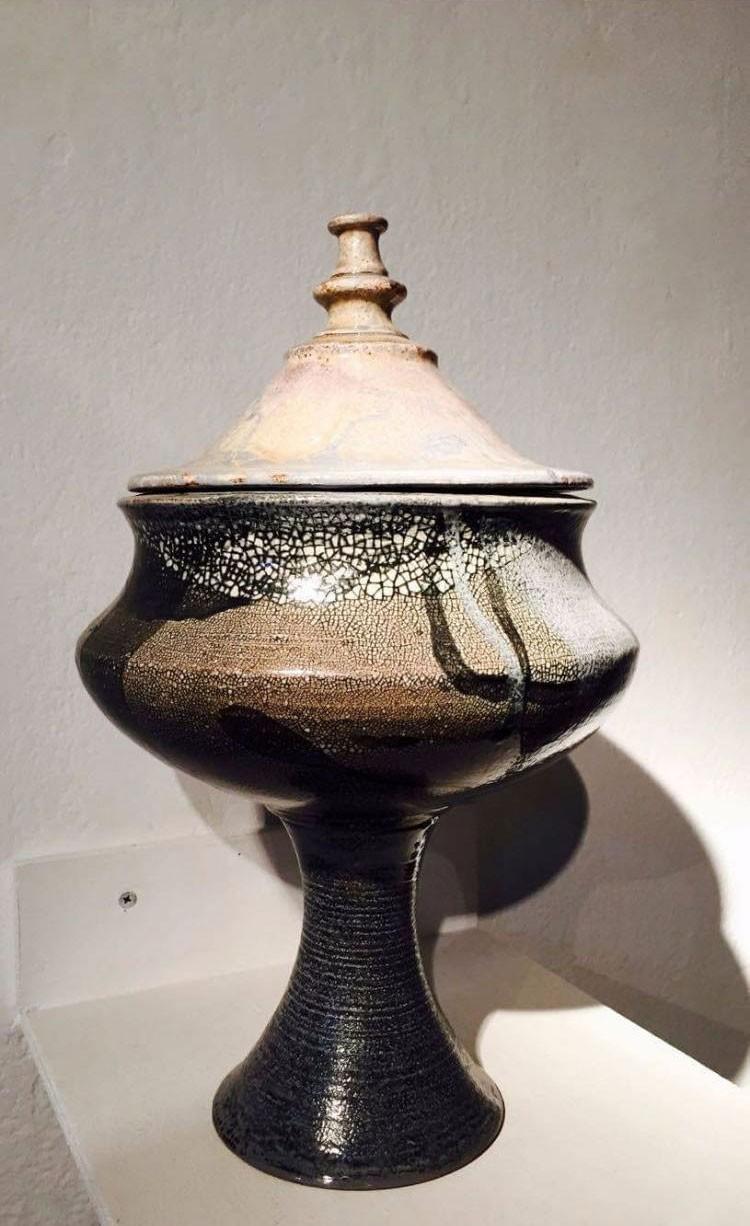 Autore: Angela Pellicanò Caratteristiche: pezzo unico in ceramica di circa 40 cm. Descrizione: fa parte di una serie di oggetti legati alla coloritura tradizionale.