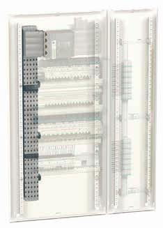 passo 25 mm, può essere tagliata ogni 200 mm (150 mm per la sbarra da 125 A) Sbarra di distribuzione installata su supporti isolanti, avvitati sui montanti posteriori Ampia scelta di connettori