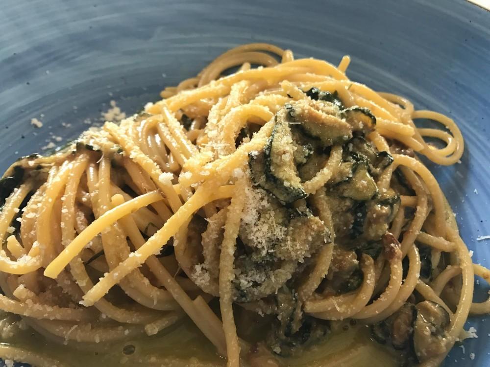 Pescheria, spaghetti alla Nerano Degli evergreen, insomma, anche se sulla genovese di tonno il formaggio va tolto o