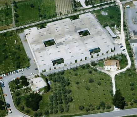 L impianto di Ortona: dimensione e sicurezza La copertura dello stabilimento è un tetto piano di 3.800 m².