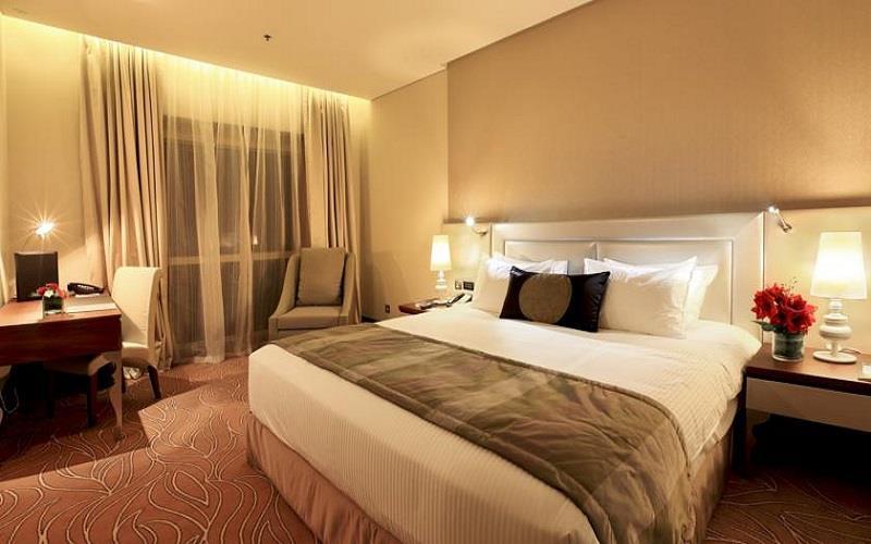 Di fronte al Dubai International Financial Centre, il Millennium Plaza Hotel Dubai è
