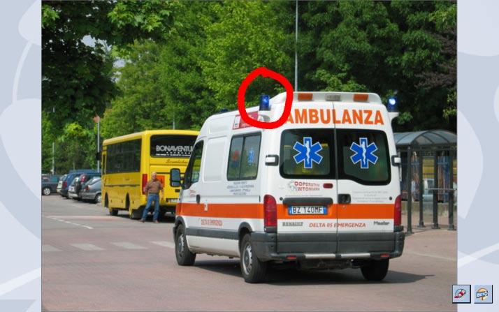 vigili del fuoco, polizia, carabinieri ); Si ha l'obbligo di fermarsi e dare la precedenza a destra e a sinistra: