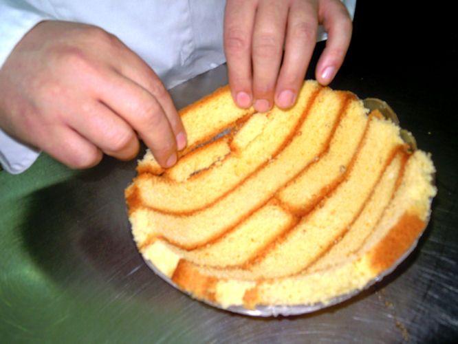 Preparazione del Sospiro d'angelo primo strato di Pan di Spagna La produzione settimanale è di 50 sospiri in diversi formati: da 1 ½ kg, 2 kg e 3 kg.