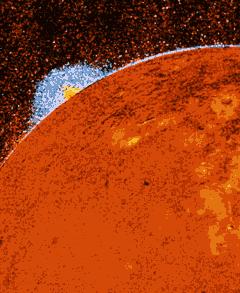) La sonda Voyager ha poi scoperto diversi pennacchi che risalgono per centinaia di chilometri sopra alla superficie di Io, uno dei