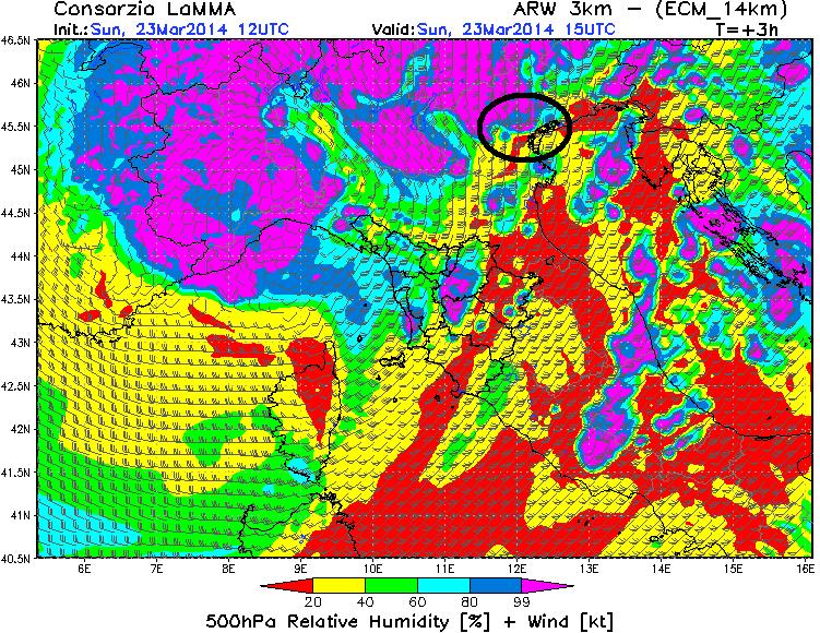 Anche la mappa della temperatura potenziale equivalente a 1500 metri mostra aria umida preesistente sopra la pianura veneta (ellisse rossa): tale umidità verrà rapidamente