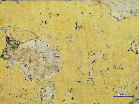 4 strato: intonachino di colore giallo la cui sezione mostra la presenza di inerti chiari.