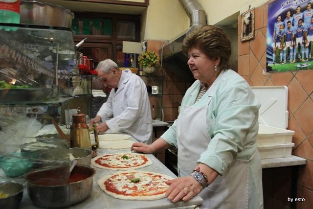 Pizzeria a ddo ﬁglio e Michele Raﬀele Condurro e la moglie Iola Controlla che ogni cosa vada bene dice la