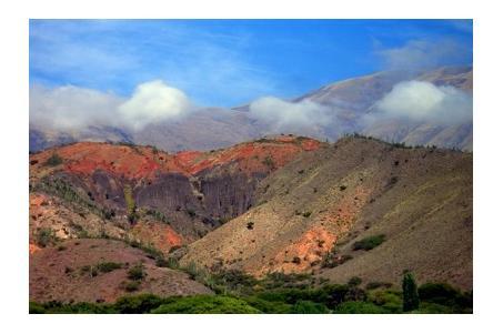 Partenza in direzione della puna, lo spettacolare altopiano andino che divide l Argentina dal Cile, percorrendo la impervia strada della Barranca del Toro che corre