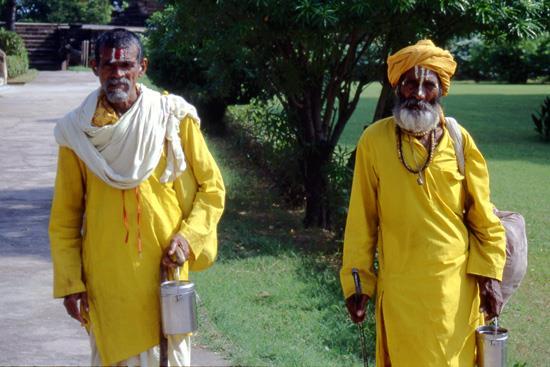 Delhi, capitale e centro amministrativo del paese; Varanasi, la città sacra lungo le rive del Gange, con i suoi caratteristici ghat; Khajuraho, famosa per i suoi