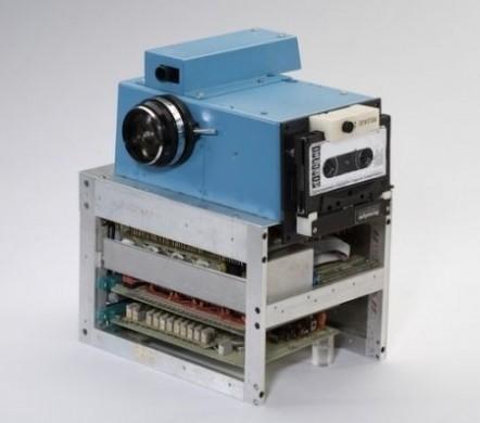 pixel. È la primavera della fotografia digitale. Infatti un giovane ingegnere della Kodak, Steve Sasson, realizza il primo prototipo di fotocamera digitale (Fig.9).