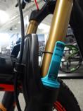 SAG La tua bici SCOTT ti è stata consegnata con uno strumento SAG che ti consentirà di regolare le sospensioni e che può essere facilmente agganciato al corpo e allo stelo della forcella.