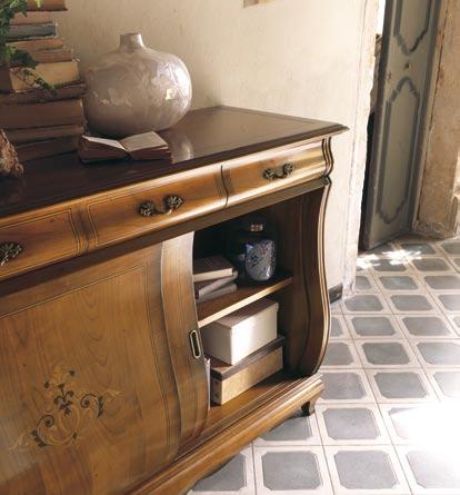 La credenza ha il fascino del mobile fatto per le più belle case del mondo. The sideboard has the charm of the furniture pieces for the most beautifull homes. Art.