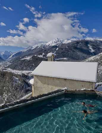 La chiesetta romanica di San Martino e la vasca termale dei Bagni Vecchi di Bormio in un immagine recente. Vecchi con edifici in muratura.