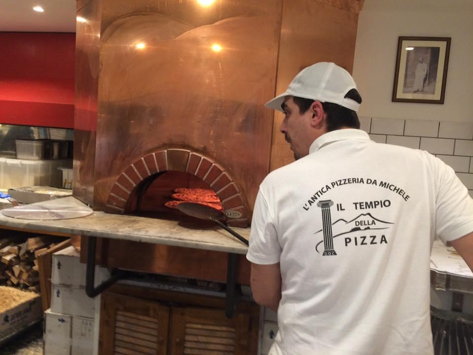 E questa, anche oggi, è la pizzeria da Michele: prendere o lasciare. Da Michele a Roma, il forno Un offerta che la famiglia Condurro ha pensato di trasferire nella Capitale.