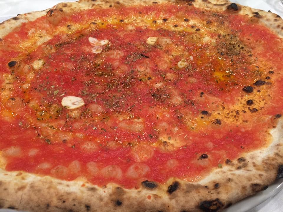 Da Michele a Roma, la marinara La marinara è senz altro buona, ma morso dopo morso, l amarognolo di aglio ed origano stancano un po su una pizza di grosse dimensioni.