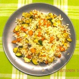 RISO ALLE VERDURE Ingredienti per quattro persone Riso tipo basmati 70 g 1 carota 1 zucchina 1 scalogno 1 cucchiaio di olio extra vergine d oliva Timo fresco Far lessare il riso in acqua bollente.