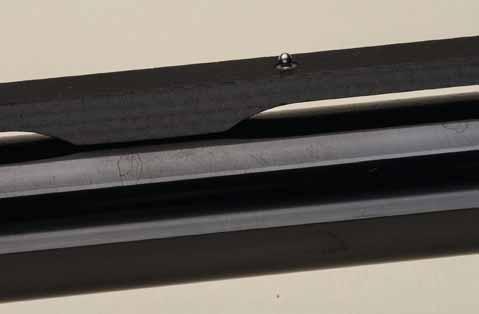 La bindella in fibra di carbonio ventilata a ponticelli con il mirino intermedio in metallo.