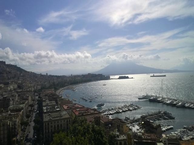A Napoli con smartbox - Parte 2 Author : Michela Date : 8 ottobre 2014 Dopo la prima passeggiata d esplorazione in centro, possiamo finalmente dedicare un pò di tempo ad una visita più approfondita