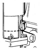 MANUTENZIONE Controllo del lubrificnte del servo ssetto 1. Portre il fuoribordo in posizione di mssim elevzione e inserire l lev di blocco inclinzione. 27877 2.