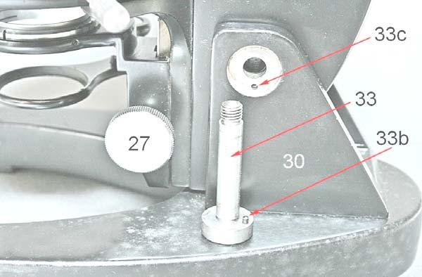 Fig.2426 Battendo dall altra parte, si può estrarre il perno 33; sotto la testa di esso, una spina (33b) deve impegnarsi nel foro 33c in modo da impedire la rotazione