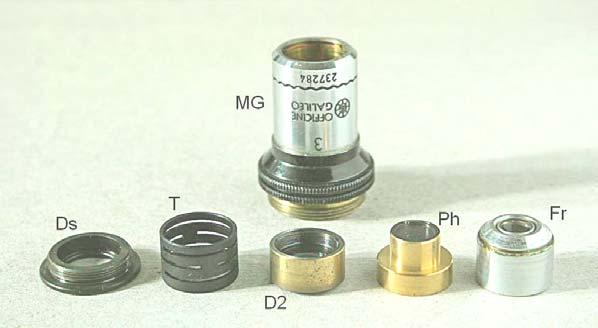 Fig. 2512 Dopo aver svitato il solito anello filettato superiore che fa da diaframma (Ds), si sfila un tubetto distanziale (T), il secondo doppietto (D2), un pezzo intermedio che porta l anello di