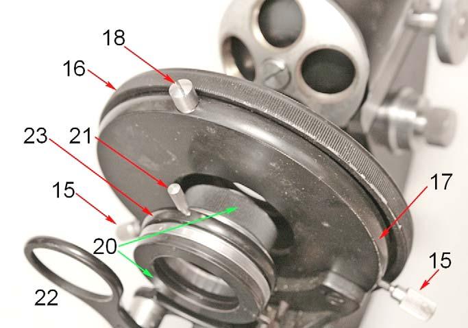 lieve modifica (figura seguente) che introduce un fine-corsa inferiore e superiore per il movimento macro. La modifica è reversibile poiché è basata sulle viti 9, già viste nella fig.