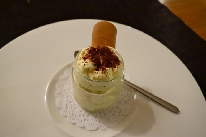 Moma, pre-dessert Selezione di cioccolati, cioccolato bianco da bere con lemongrass e scorze di lime, spuma di cioccolato al latte, ganascia al cioccolato fondente: veniamo guidati nella