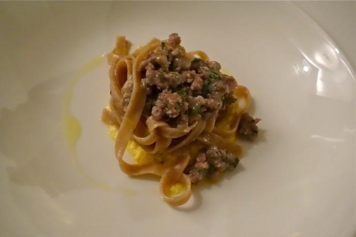 Moma, fettuccine di farro al ragù di salsiccia di Bra alla carbonara Luccio Perca, crema di mozzarella di bufala campana DOP, broccolo romano e olio alle acciughe: un grande