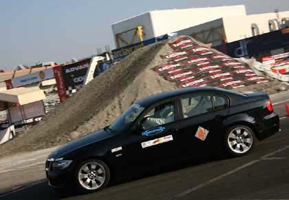 collaborazione con la scuola di guida sicura della Volkswagen.