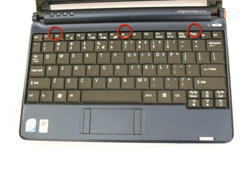 Passo 10 Ci sono tre linguette sulla parte superiore della tastiera.