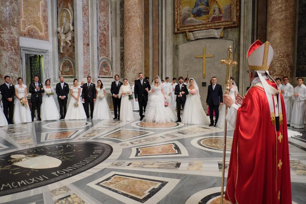 L amore degli sposi e l amore di Dio Papa Francesco, citando prima Pio XI e poi Paolo VI, ha ribadito che la famiglia fondata sul matrimonio indissolubile, unitivo e procreativo, appartiene al sogno
