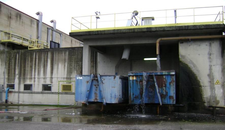 La sezione di dissabbiatura si compone di 4 vasche dotate di tre sistemi di raccolta fanghi sul fondo di ciascun canale. La sabbia raccolta sul fondo delle tramogge è sollevata tramite air lift.