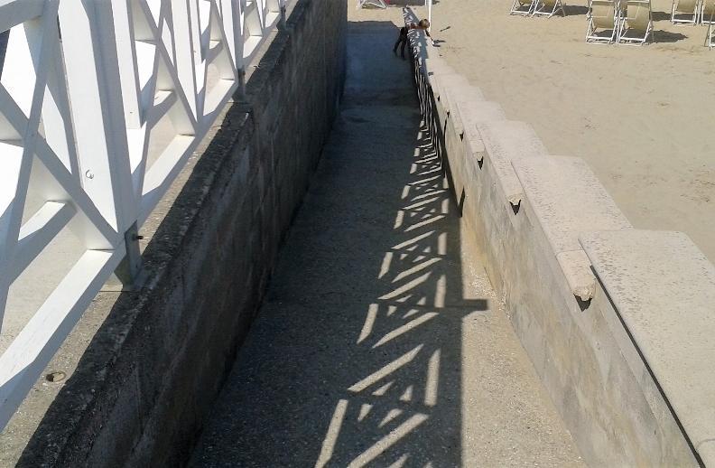 SPIAGGIA La spiaggia è in concessione, raggiungibile tramite rampa: lungh. 12 metri, largh.