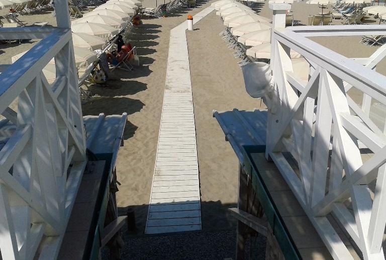 In spiaggia è presente una passerella, in pvc, larga 90 cm che arriva fino alla seconda fila di