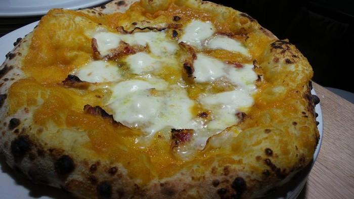 Santarpia, pizza zucca, fior di latte e guanciale In omaggio a Firenze c è la pizza fritta al lampredotto, quello di Luca Cai, il maestro trippaiolo di