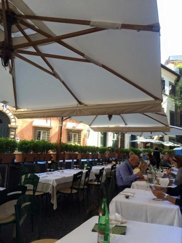 Taverna degli Amici, i tavoli all esterno La carta è quella di un ristorante: antipasti (10-13 euro), primi piatti (11-16 euro), secondi di carne (14-22 euro) e di pesce (18-24 euro), offrono tutti