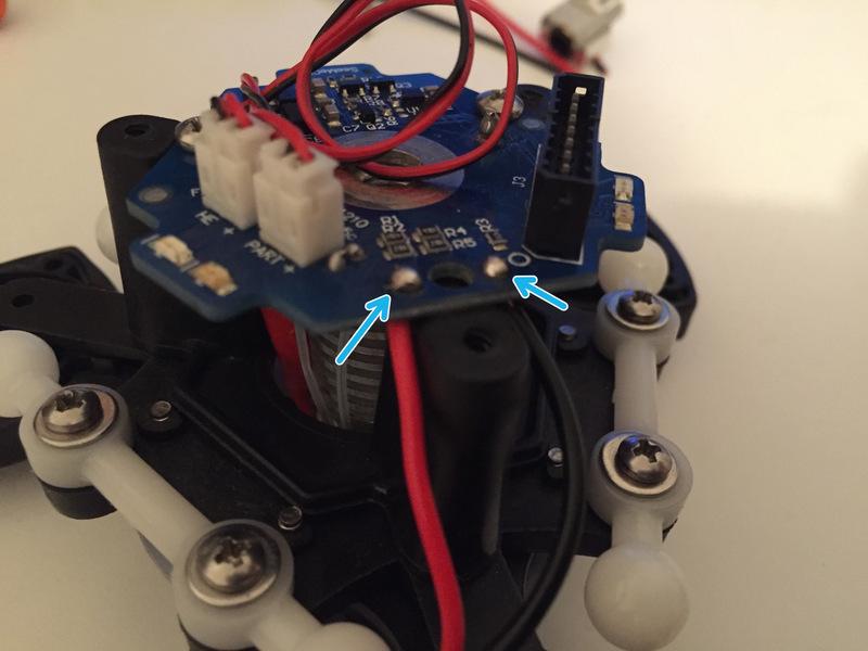 Ora inserite dalla parte inferiore del PCB i due cavi spellati negli slot corretti.