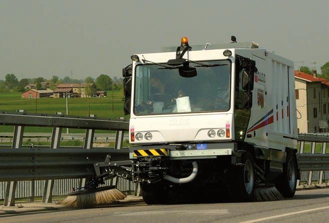 Grazie alla sua esclusiva tecnologia idraulica con cambio a due velocità, la spazzatrice Dulevo 5000