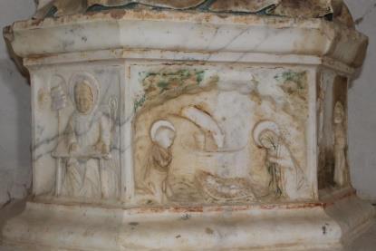 La Madonna della neve col Bambino, decorata con motivi floreali e con stelline sulla veste, è posta su basamento ottagonale, istoriato