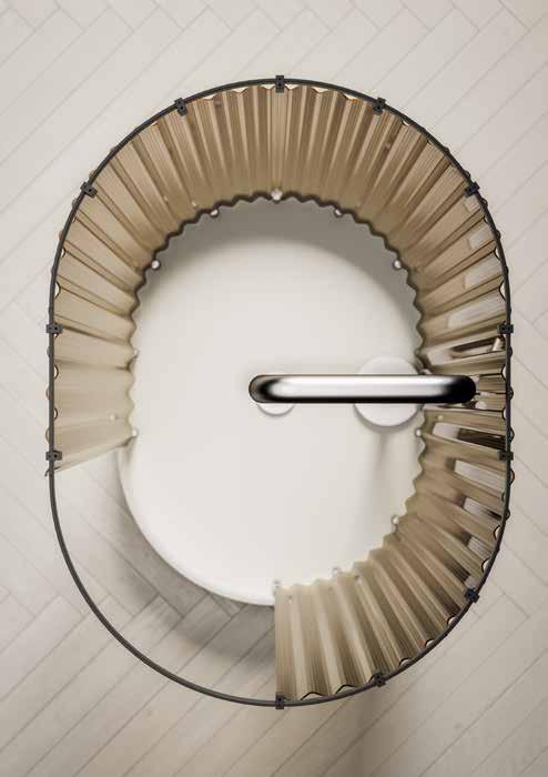 //OneWeek Spazio doccia Spazio doccia walk-in con piatto ovale in solid surface e chiocciola ambrata dal caratteristico pattern a nido d ape sostenuta da un nastro in acciaio nero fissato a muro.