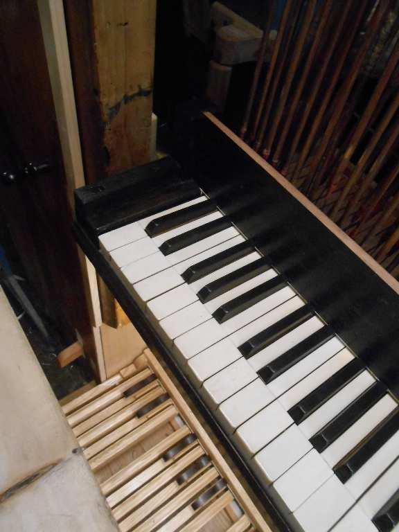 Tastiera ottocentesca cromatica restaurata La pedaliera diritta è ricostruita,