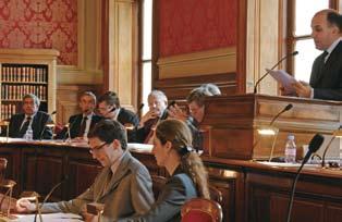 Una seduta della sezione Lavori Pubblici che riunisce dei membri del Consiglio di Stato e dei rappresentanti del Governo.