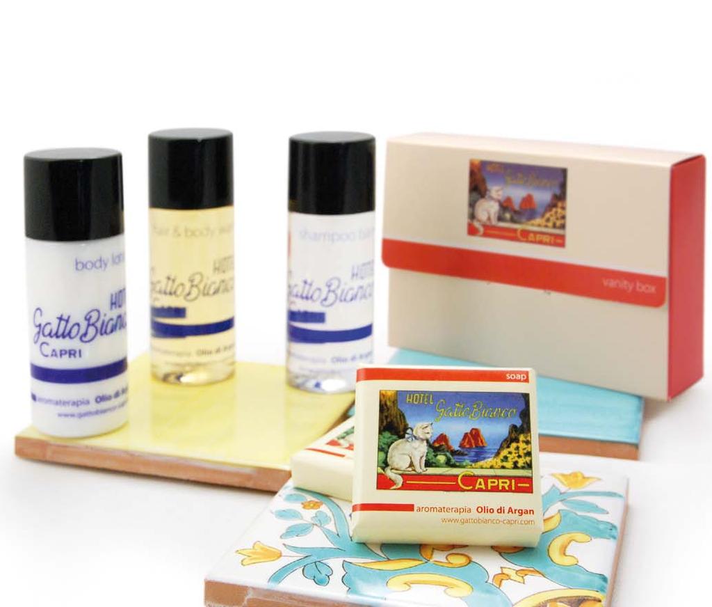 Hotel Gatto Bianco Capri Confort Kit per Amenities con personalizzazione a 4 colori su cartoncino.