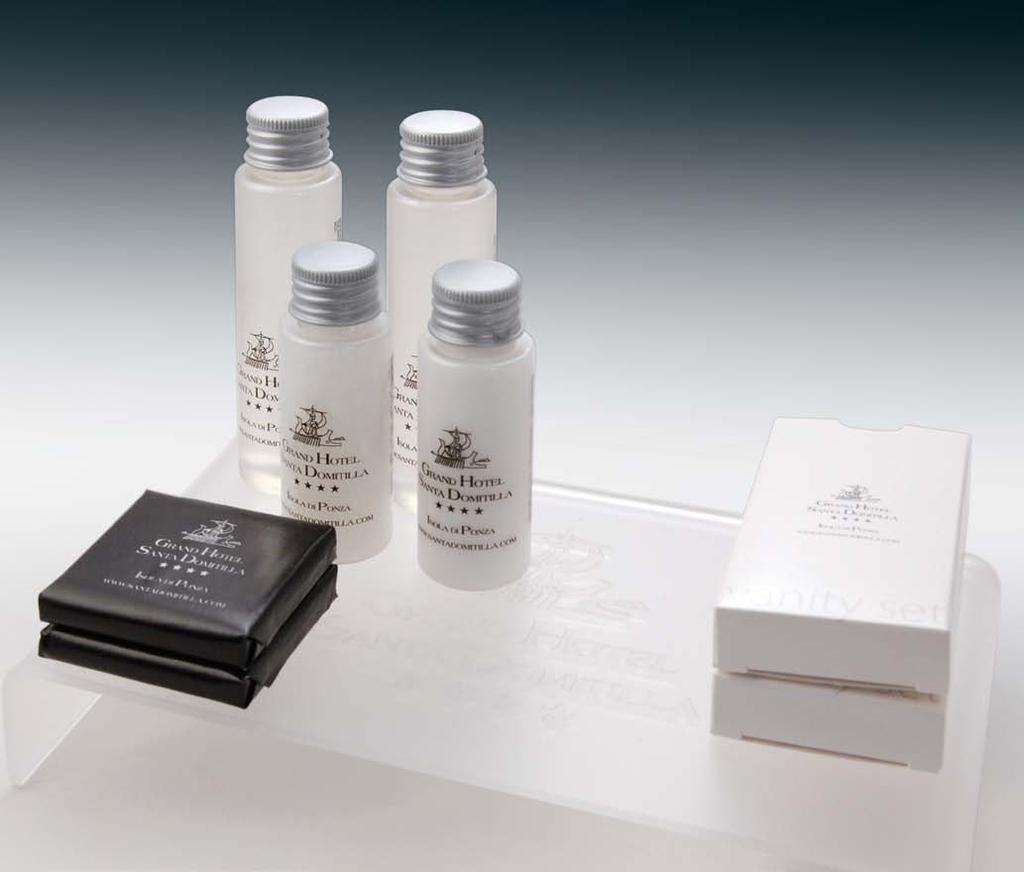 Grand Hotel Santa Domitilla Isola di Ponza Amenities in cartoncino riciclato con personalizzazione in nero. Flaconi Round da 30 ml e da 45 ml fusto satin e tappo Aluplast colore alluminio.