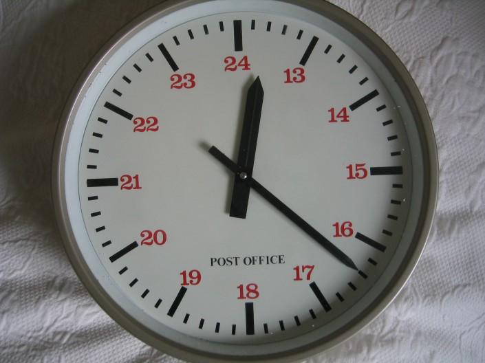 Orologio secondario Solari Udine Cifra 6 I più comuni orologi secondari a palette, come quello in figura sopra, necessitano di un impulso polarizzato a 24V della durata di 1 secondo ogni minuto.