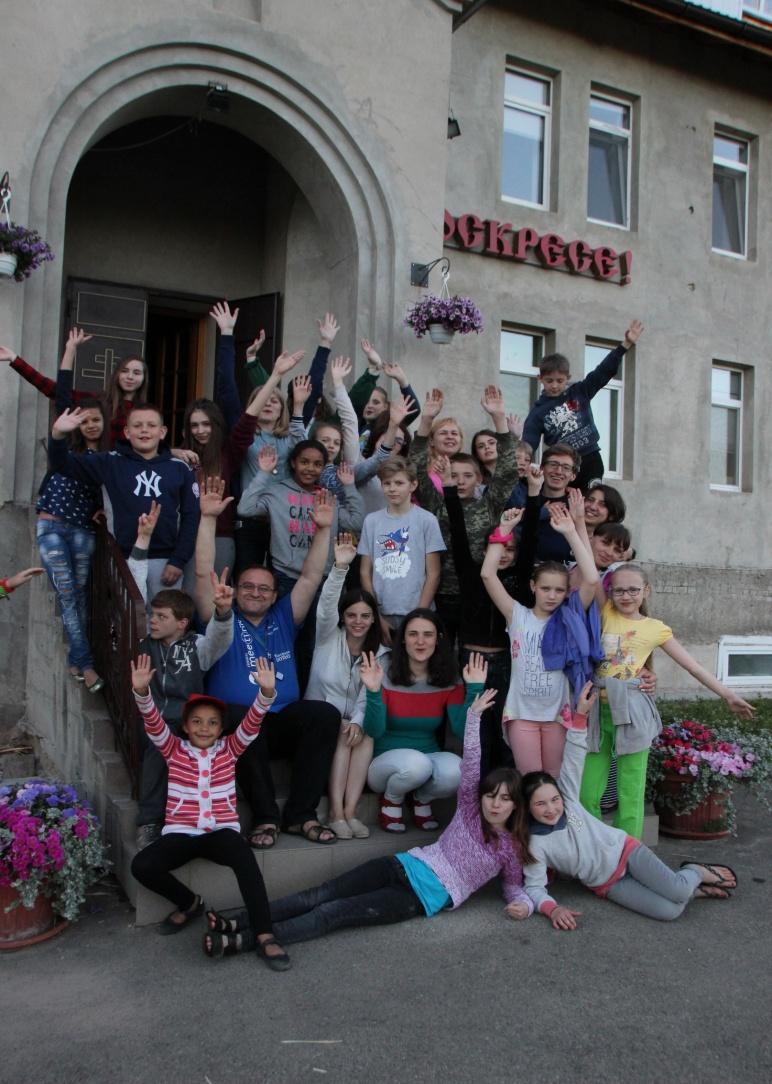 A Kharkiv: A Kharkiv, all interno del Centro La Casa volante : sono state organizzate lezioni di lingua italiana e lezioni di arte per 50 bambini, con l obiettivo di aiutare i bambini a cogliere la