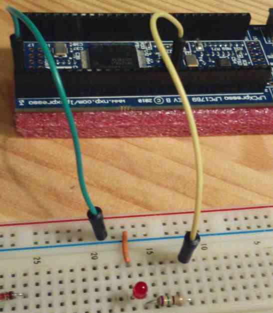Progetto blinker Si vuole far lampeggiare il led sfruttando quindi il microcontrollore. Si sfrutta ad esempio il p0.4 che si trova sul pin 38.