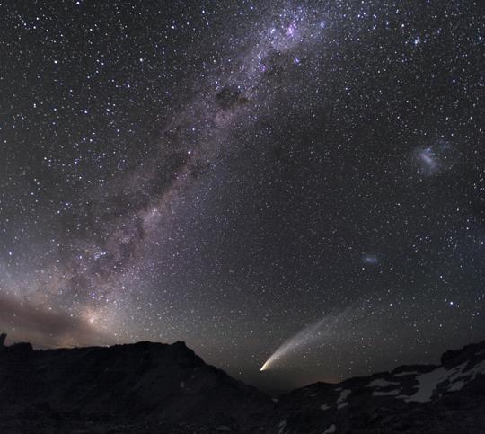 La Via Lattea La Via Lattea (Milky Way) è una banda di luce continua che attraversa il cielo inclinata di circa 62.6 rispetto all Equatore Celeste.