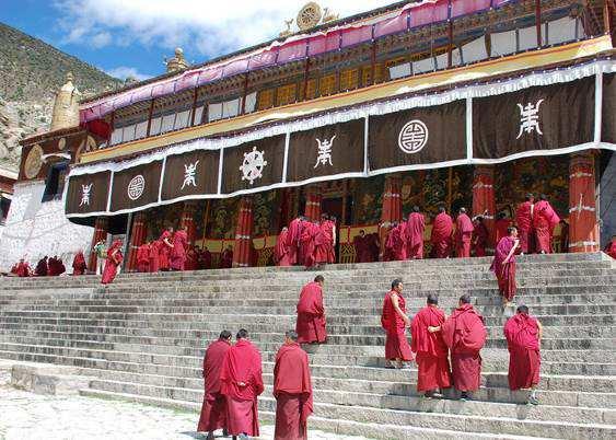 13 GIORNO - 13 OTTOBRE LHASA Pensione completa. In mattinata visita al Potala, sede storica del Governo del Dalai Lama.