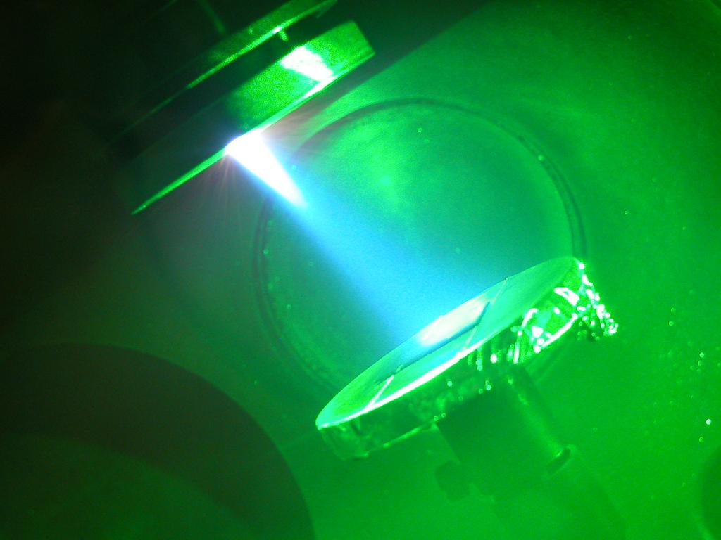 3.3. (a) Deposizione di un film di W ottenuta con la tecnica PLD (b) Piuma di ablazione di un bersaglio di tungsteno irradiato con luce laser a 532 nm Figura 4.